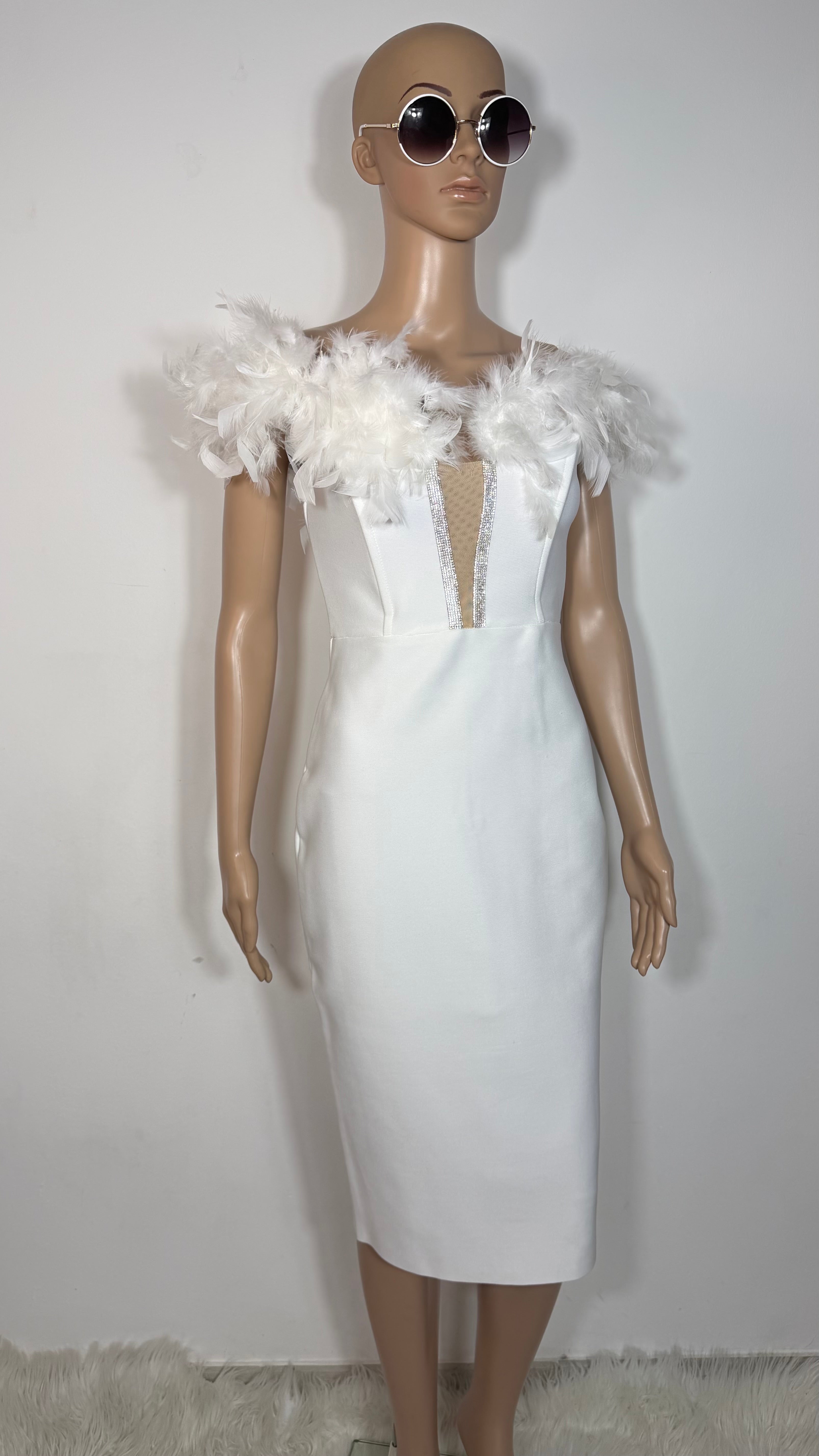 Vestito Elegante Bianco con Piume e Dettagli Strass