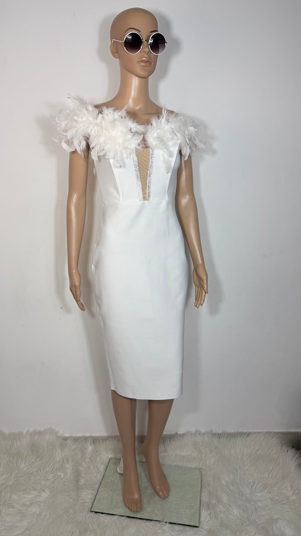 Vestito Elegante Bianco con Piume e Dettagli Strass