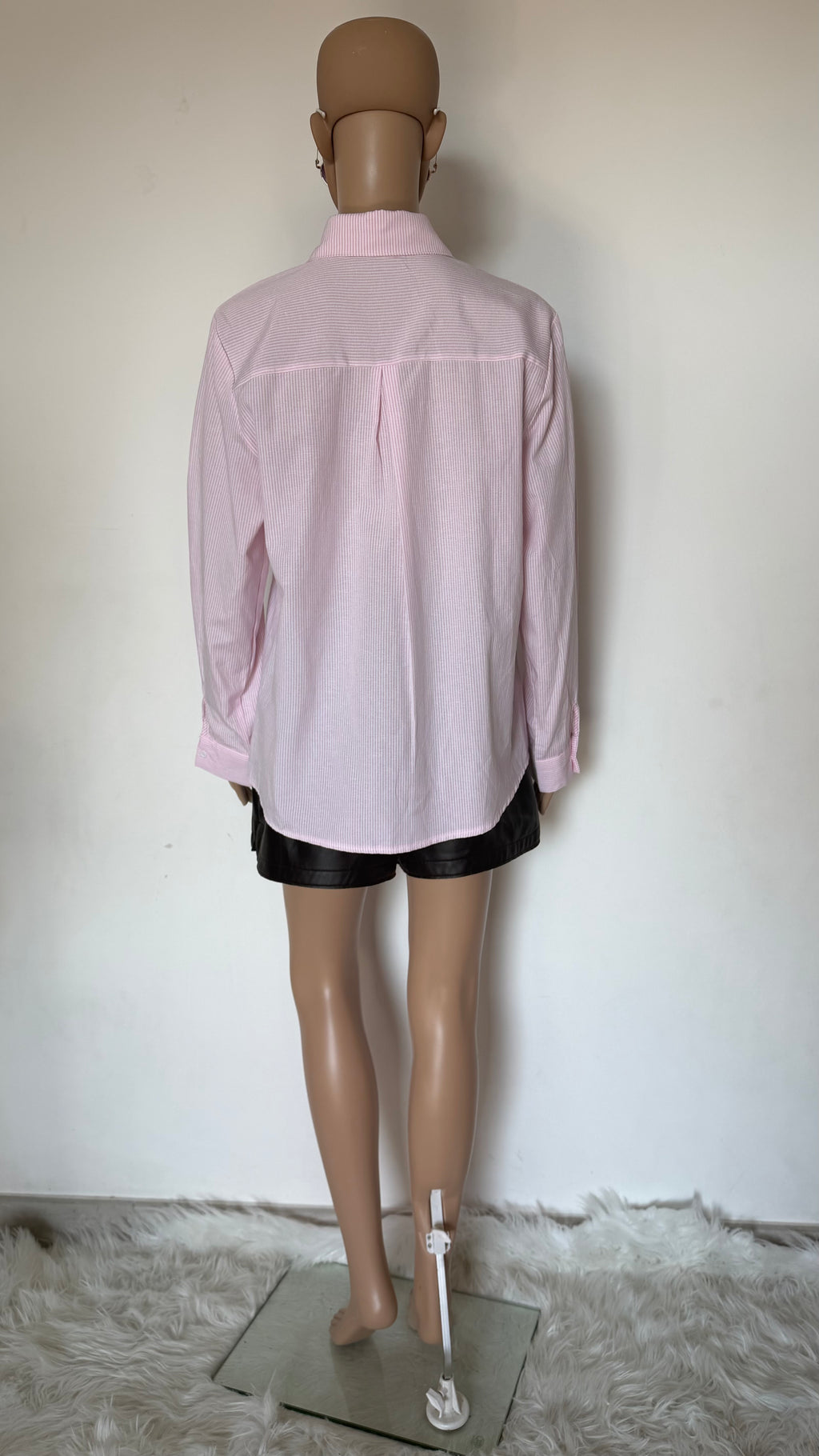 Camicia donna in cotone a righe azzurre e bianche con dettagli ricamati.