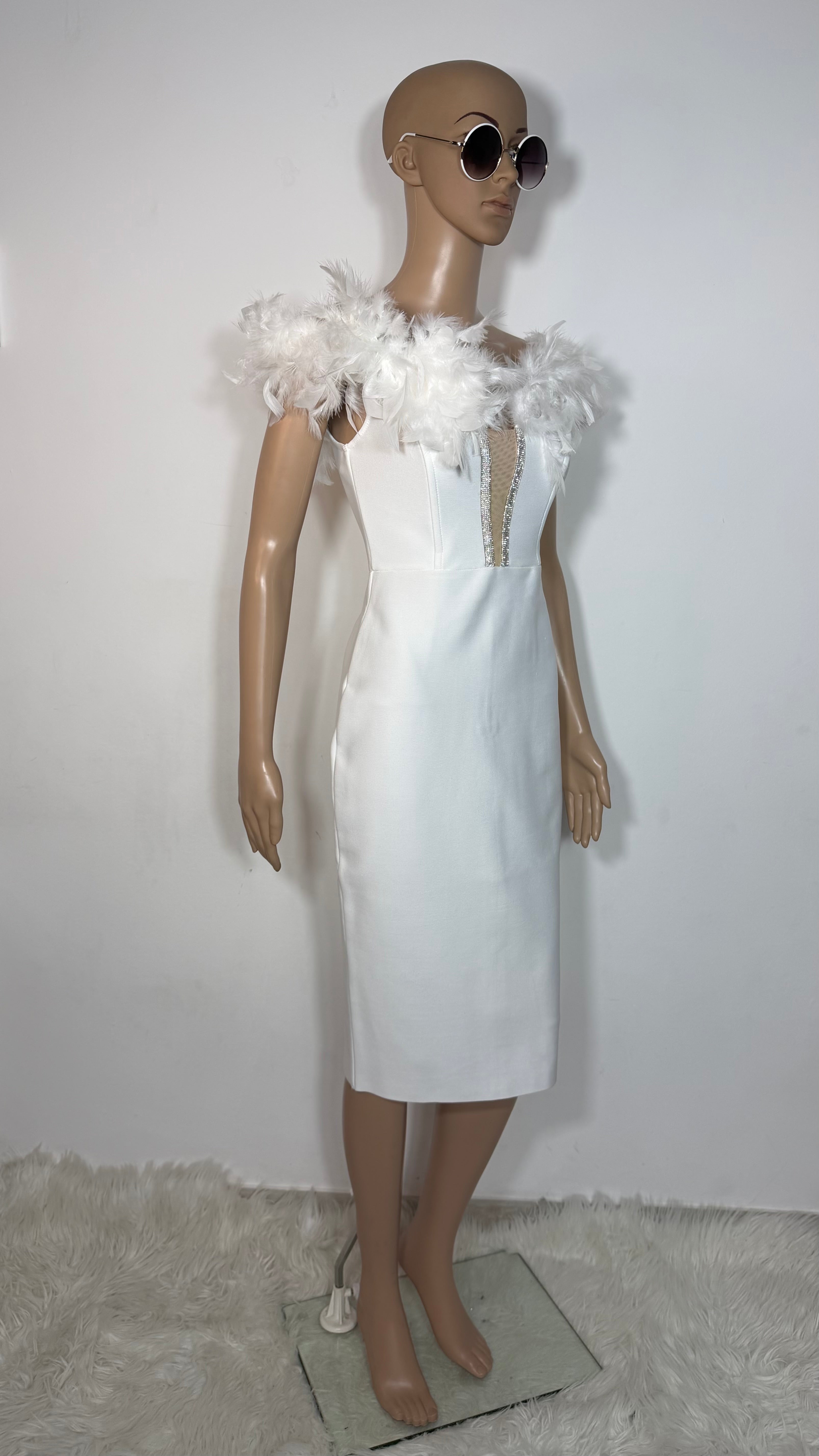 Vestito Elegante Bianco con Piume e Dettagli Strass