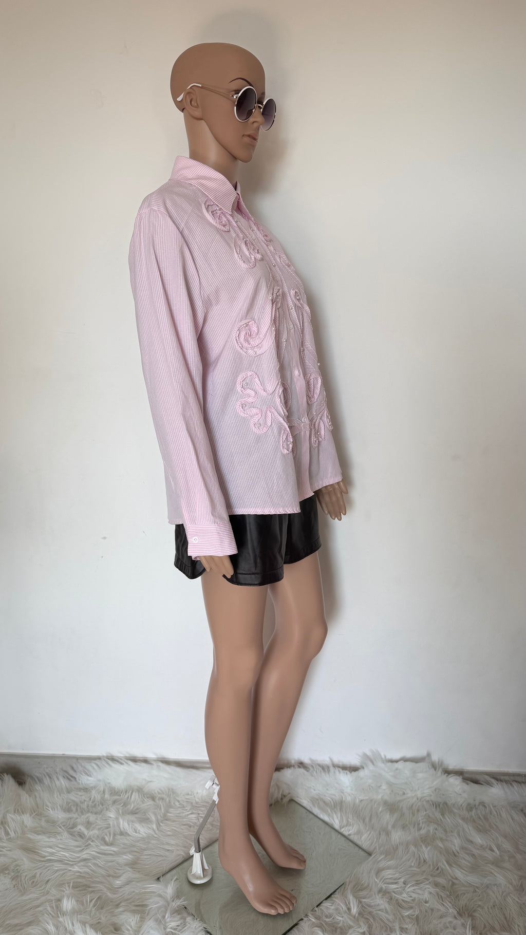 Camicia donna in cotone a righe azzurre e bianche con dettagli ricamati.