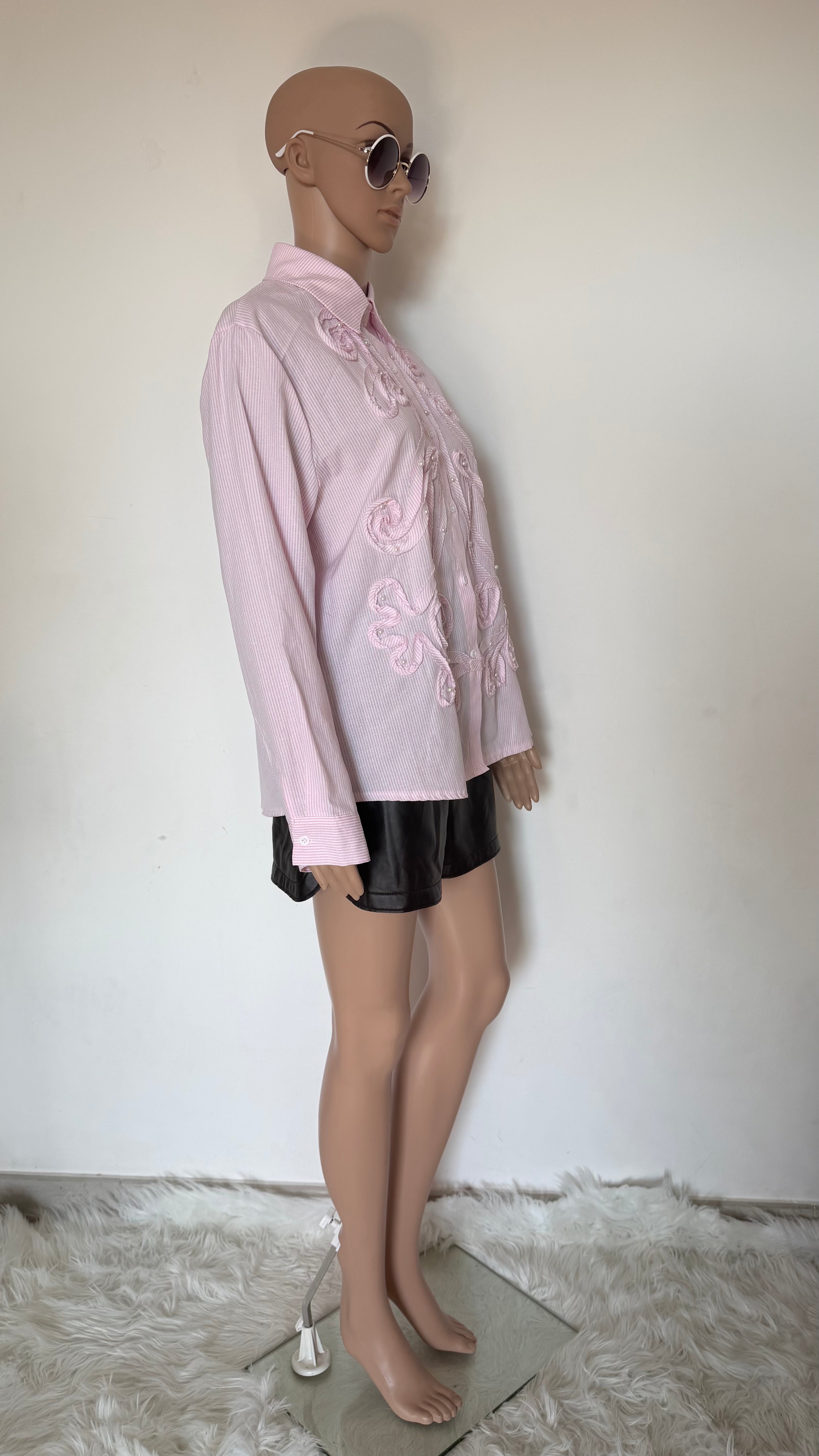 Camicia donna in cotone a righe azzurre e bianche con dettagli ricamati.
