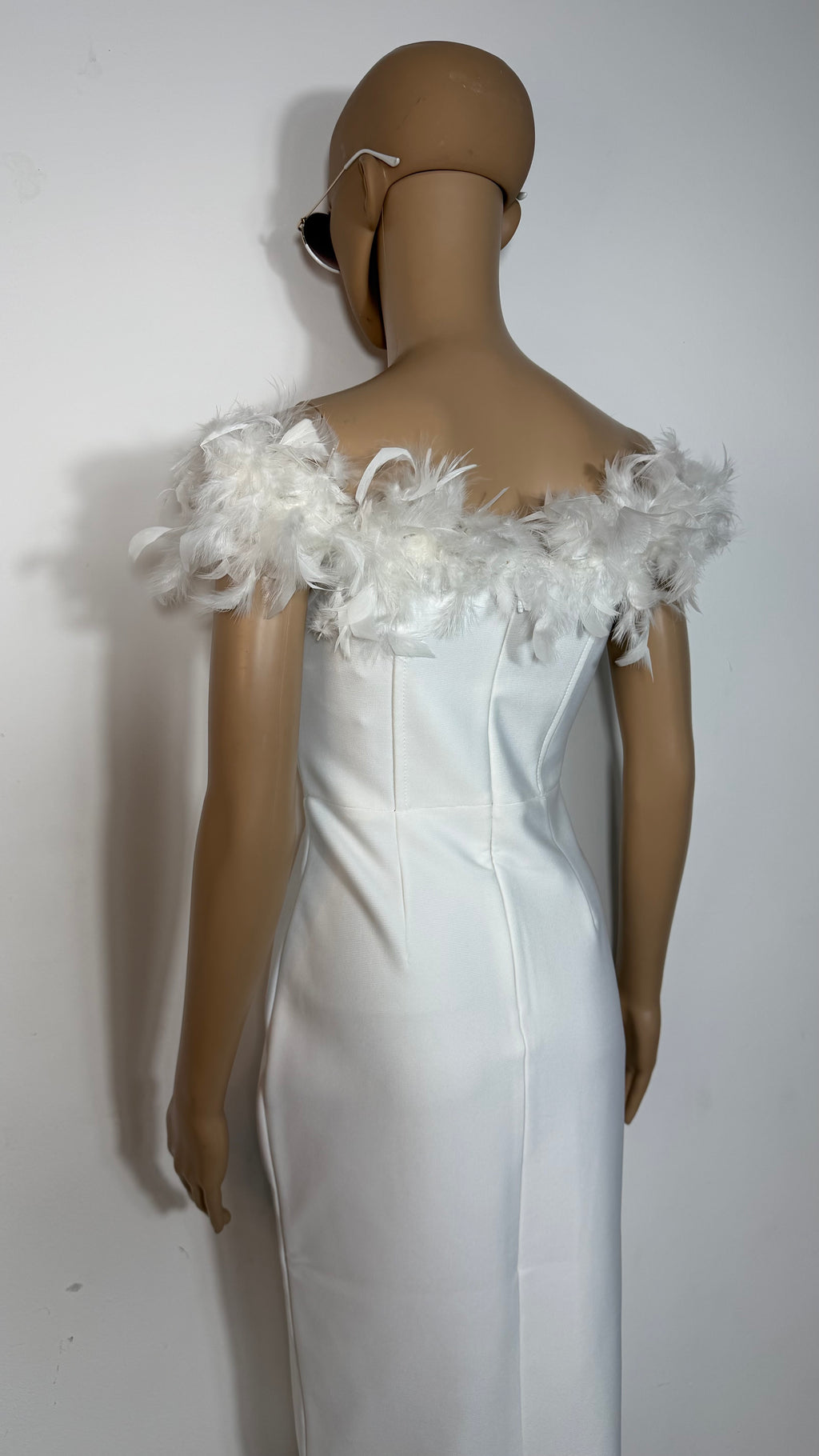 Vestito Elegante Bianco con Piume e Dettagli Strass