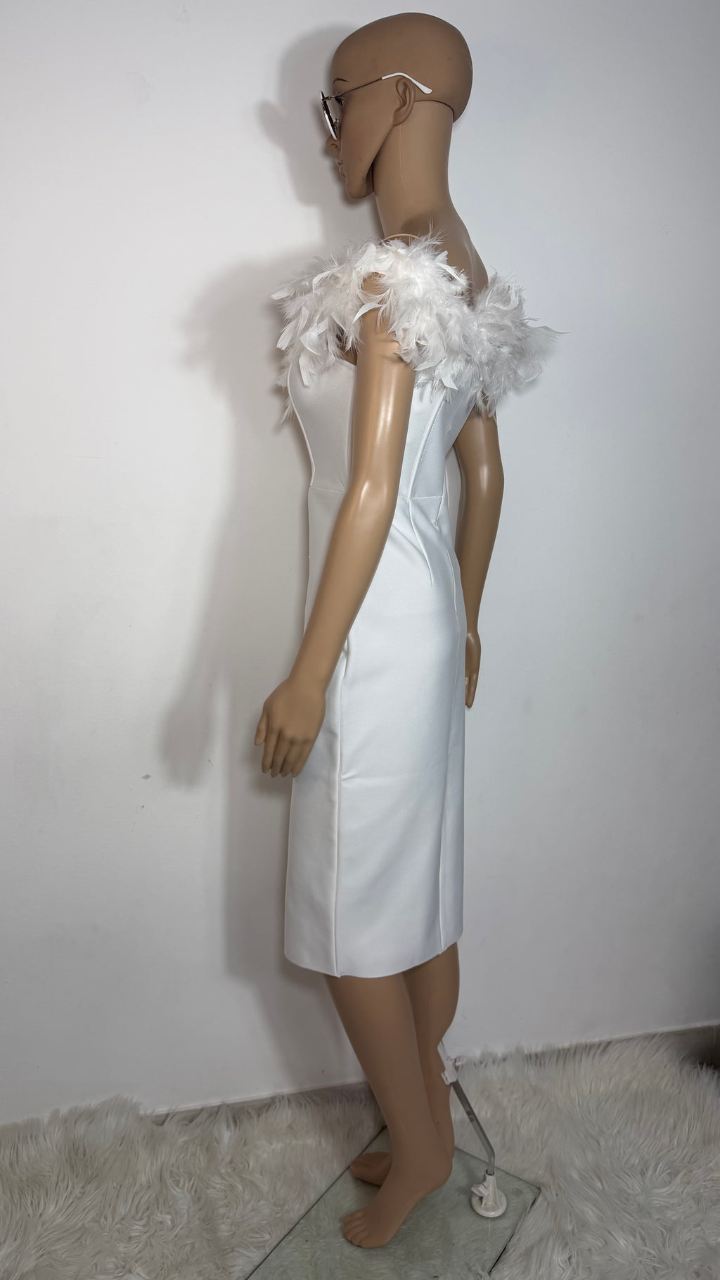 Vestito Elegante Bianco con Piume e Dettagli Strass