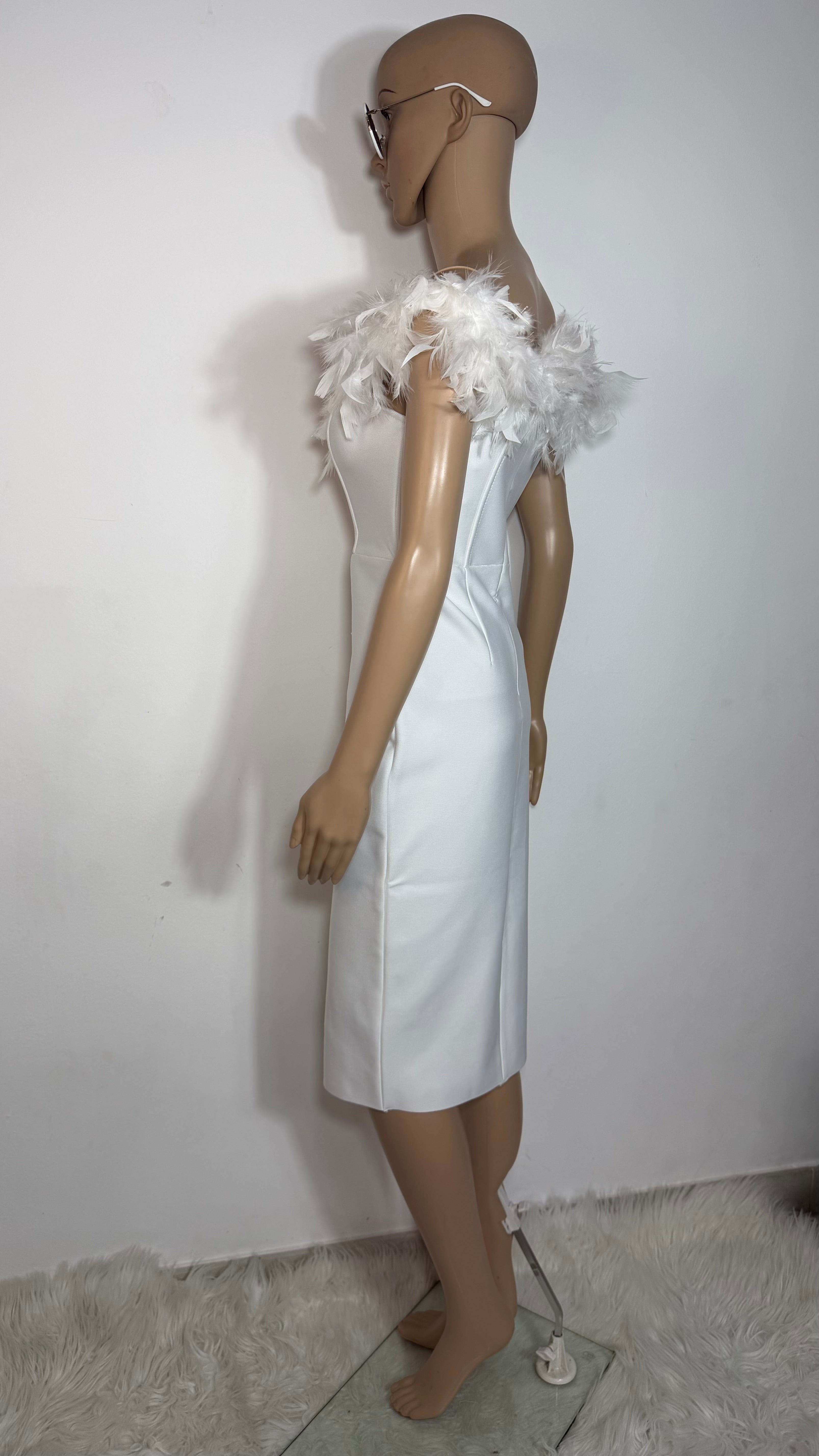 Vestito Elegante Bianco con Piume e Dettagli Strass
