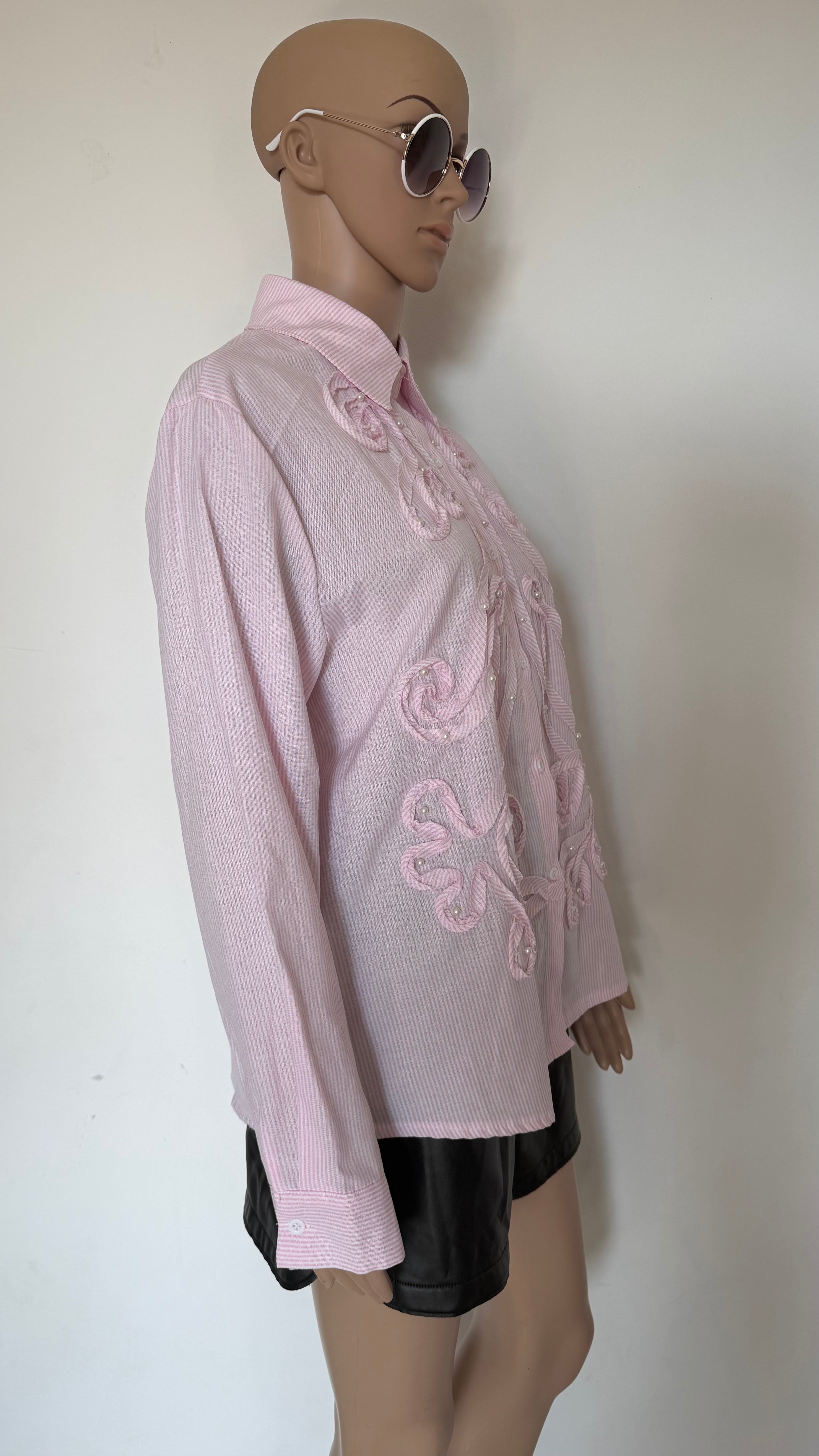 Camicia donna in cotone a righe azzurre e bianche con dettagli ricamati.