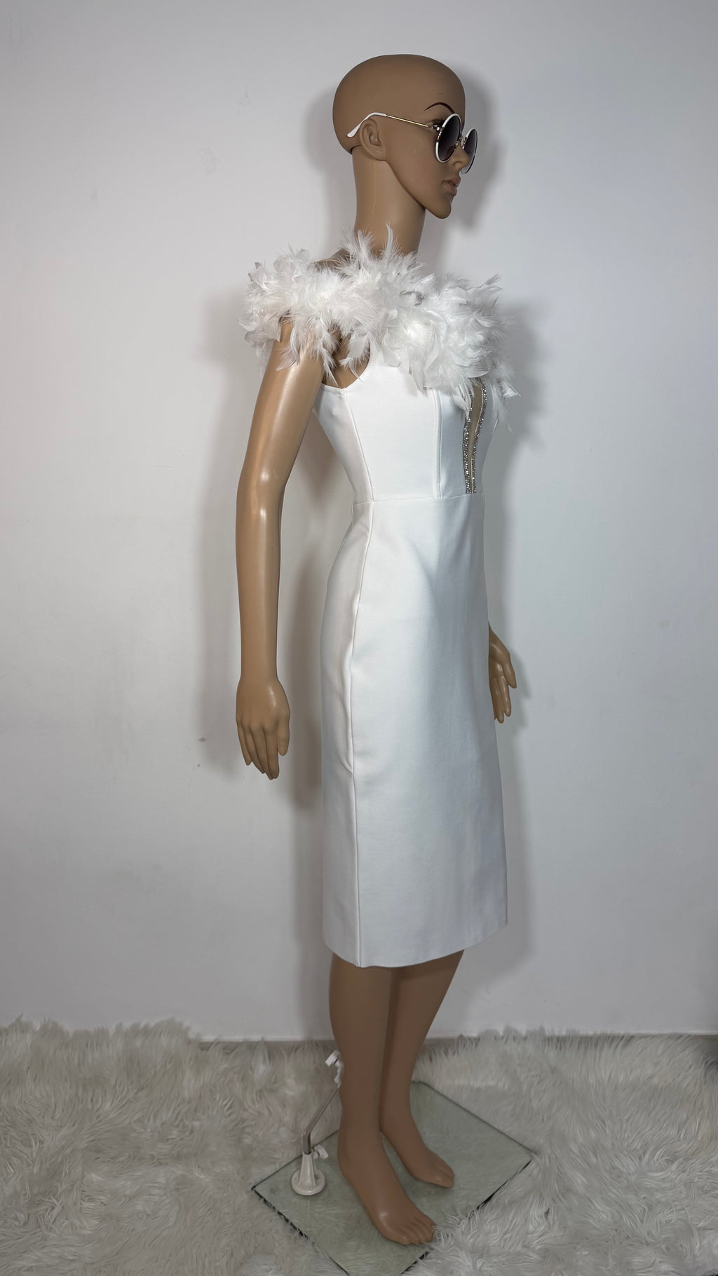 Vestito Elegante Bianco con Piume e Dettagli Strass