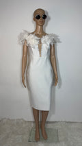 Vestito Elegante Bianco con Piume e Dettagli Strass