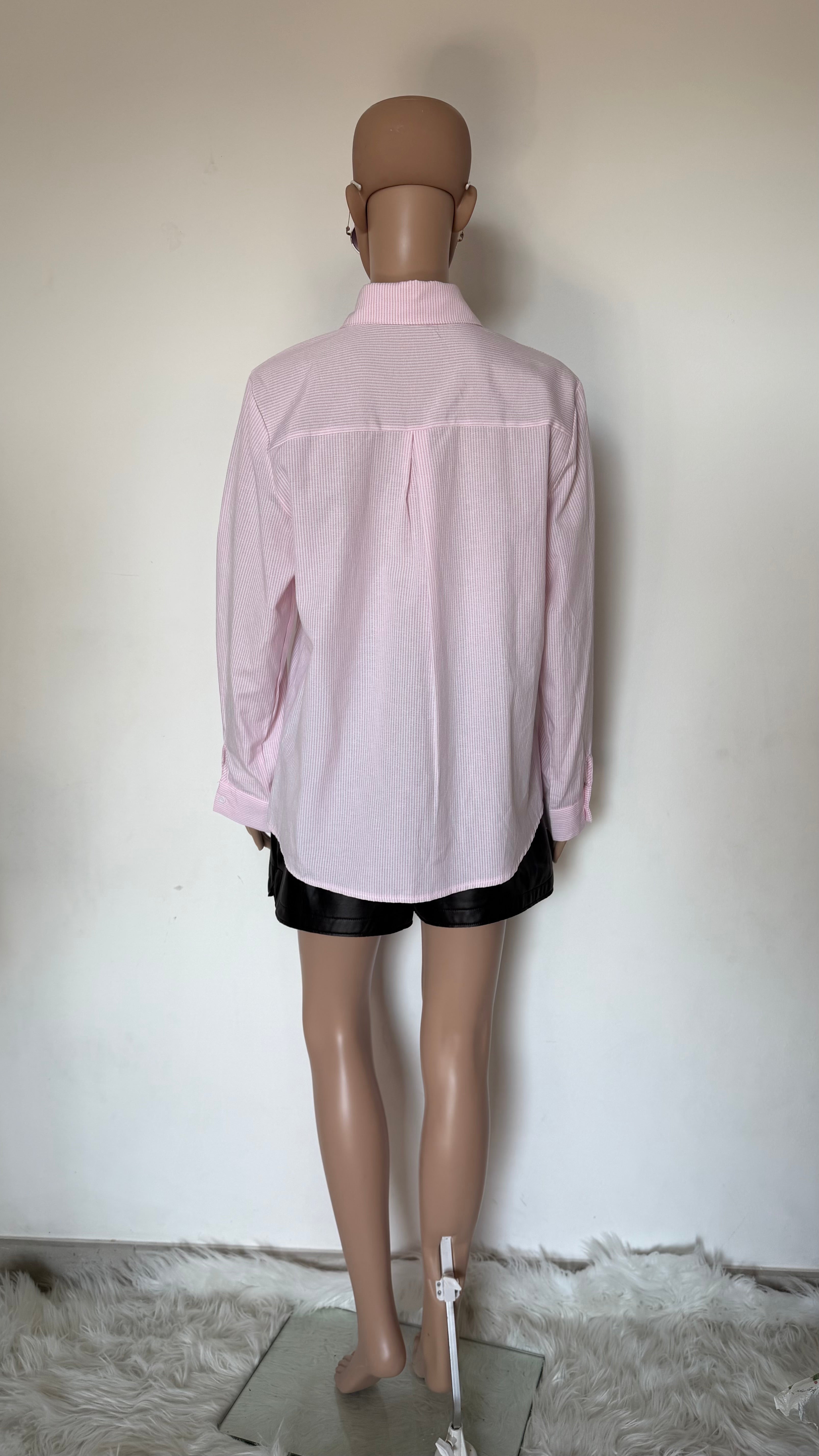 Camicia donna in cotone a righe azzurre e bianche con dettagli ricamati.