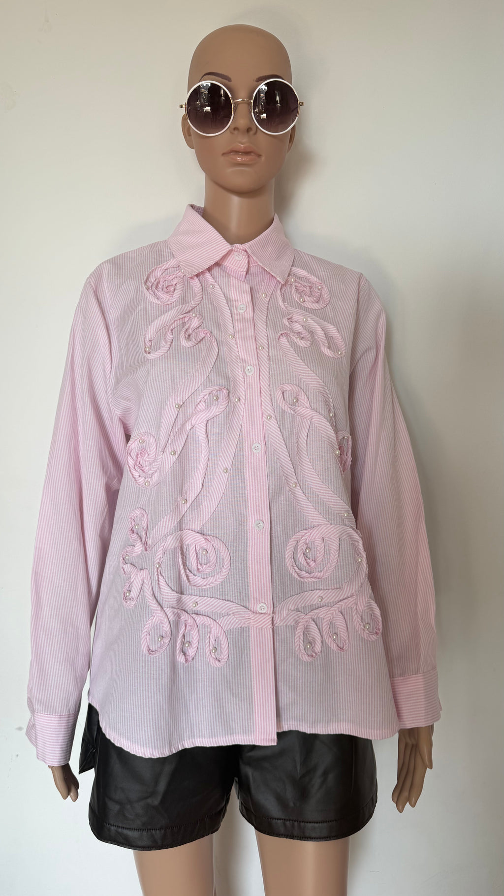 Camicia donna in cotone a righe azzurre e bianche con dettagli ricamati.