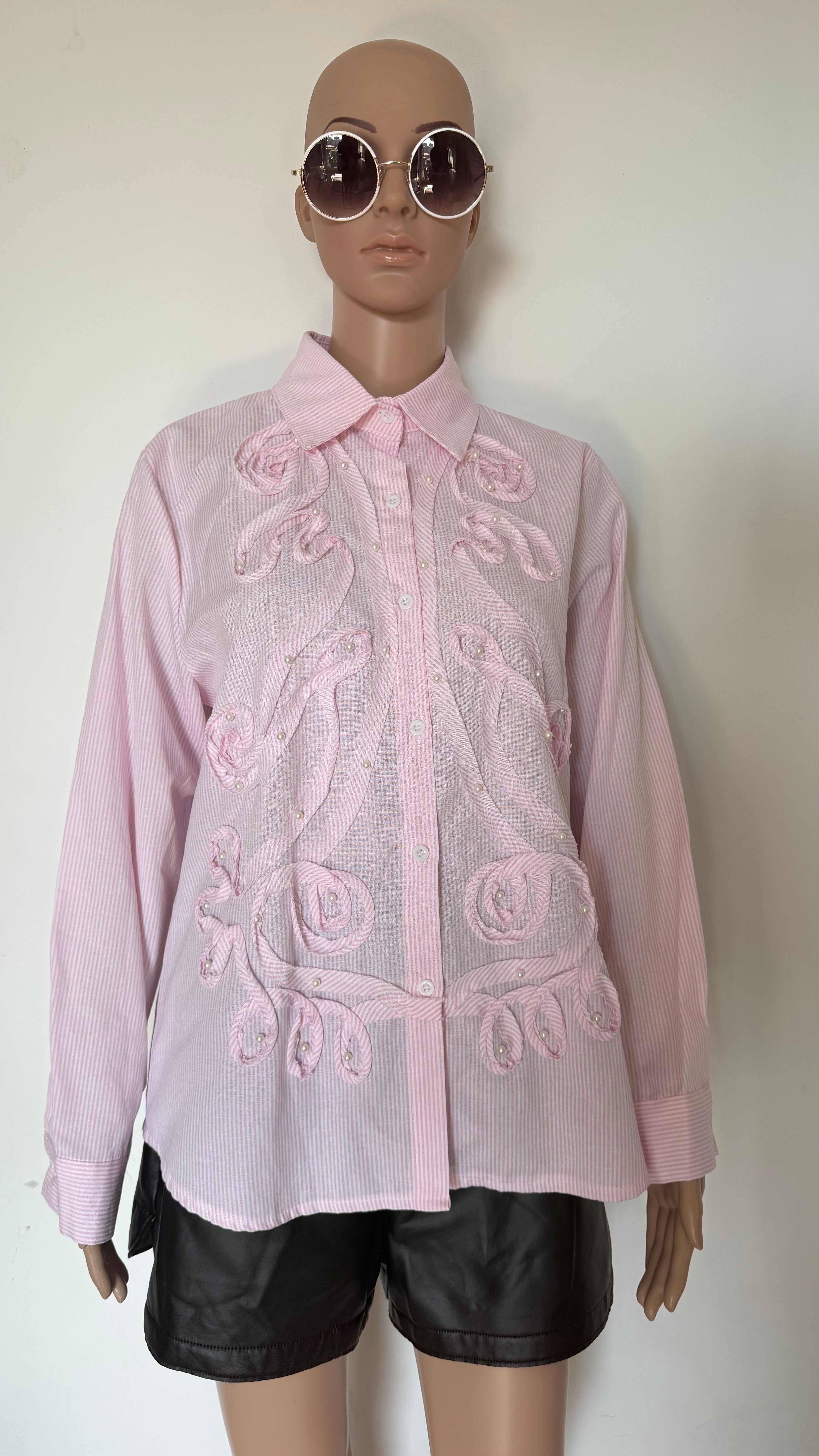 Camicia donna in cotone a righe azzurre e bianche con dettagli ricamati.