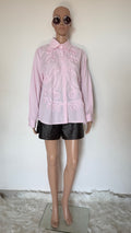 Camicia donna in cotone a righe azzurre e bianche con dettagli ricamati.
