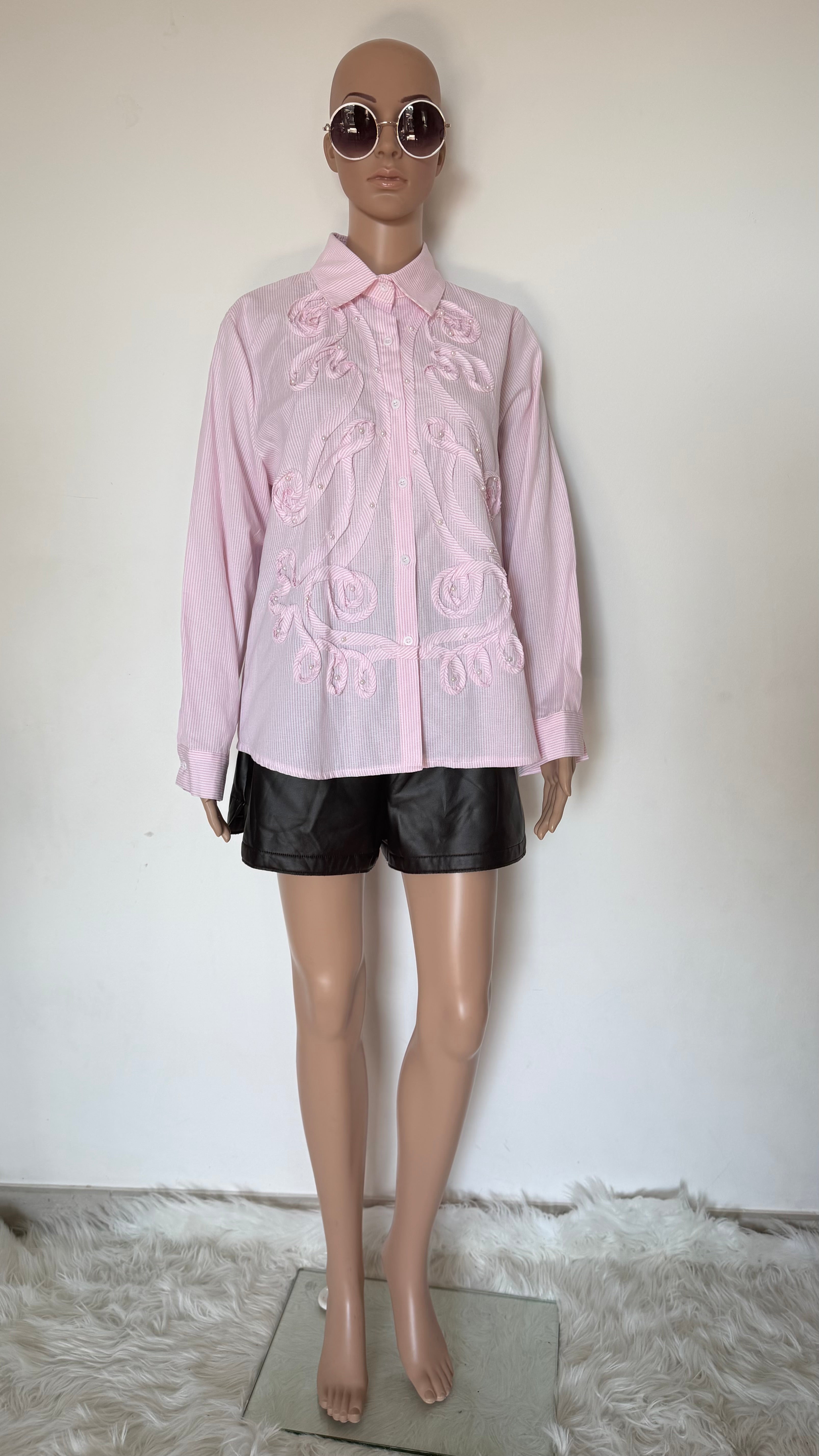 Camicia donna in cotone a righe azzurre e bianche con dettagli ricamati.