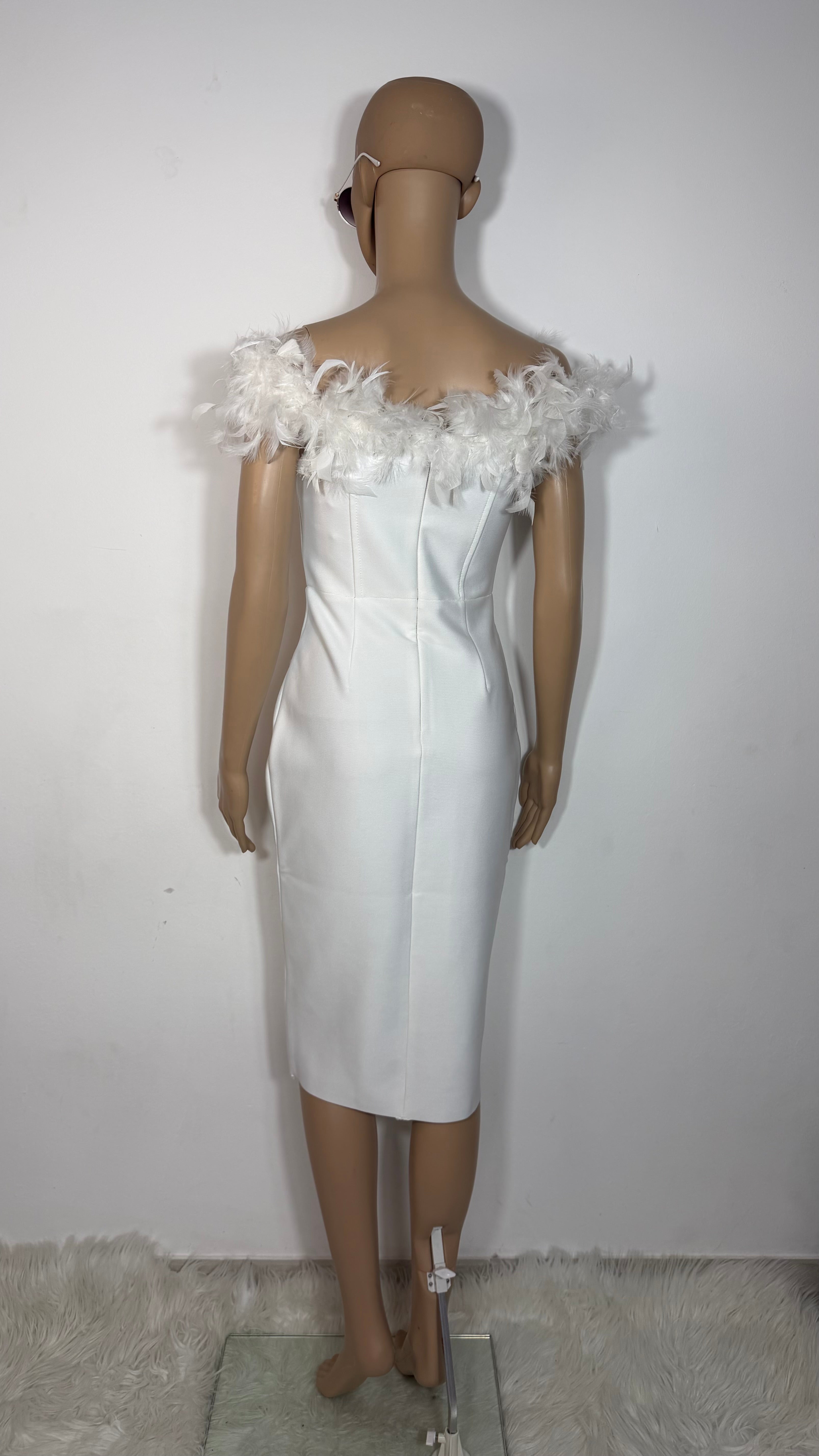 Vestito Elegante Bianco con Piume e Dettagli Strass