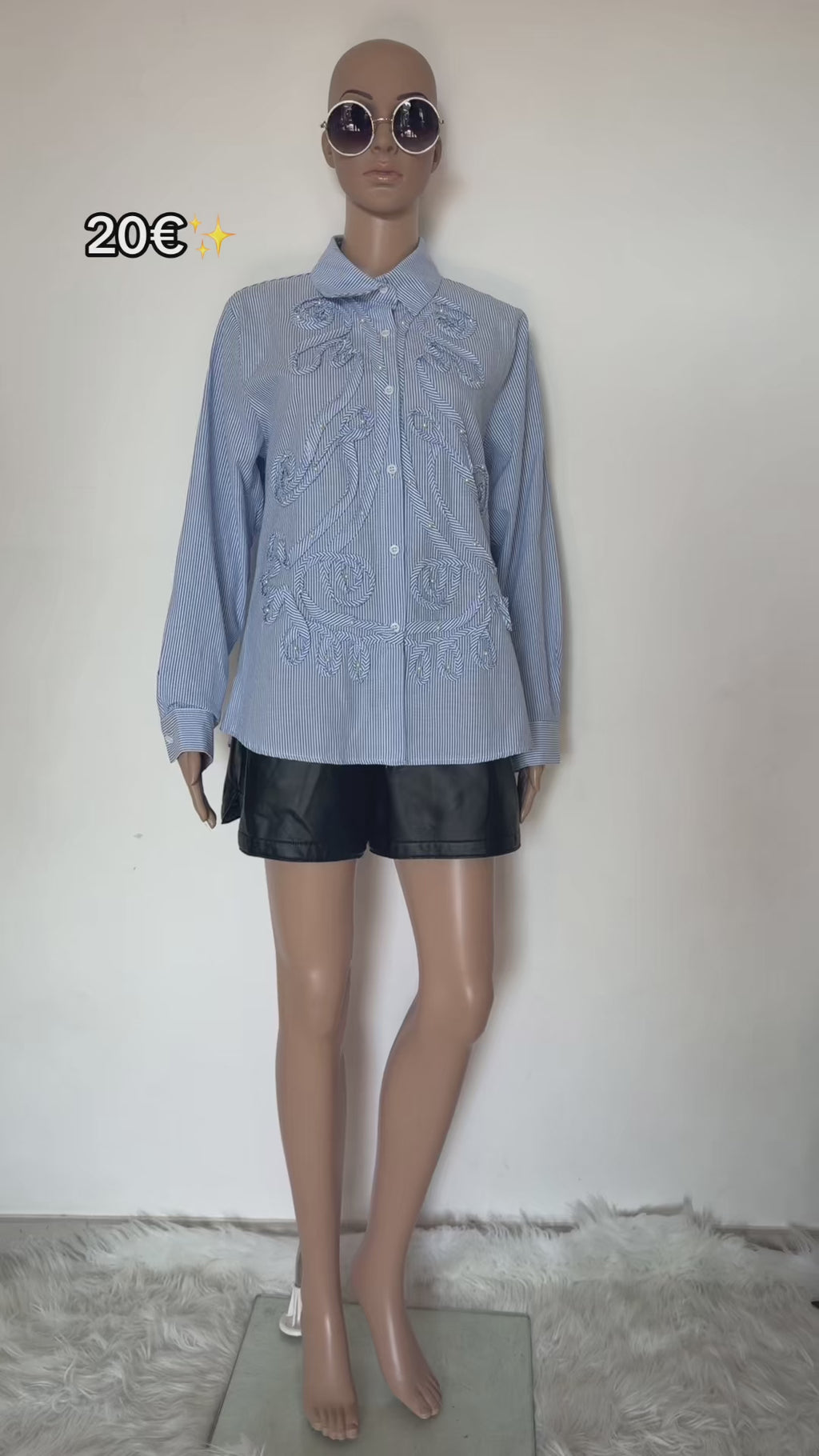 Camicia donna in cotone a righe azzurre e bianche con ricami luminosi