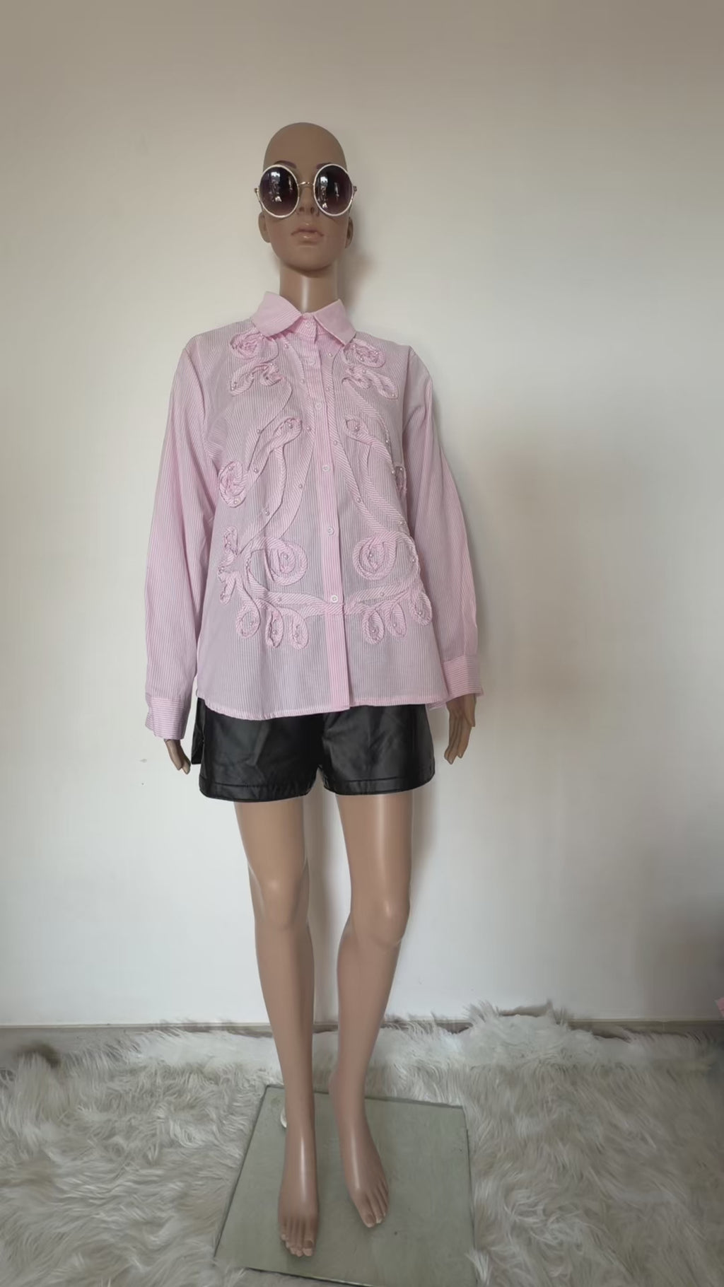 Camicia donna in cotone a righe azzurre e bianche con dettagli ricamati.