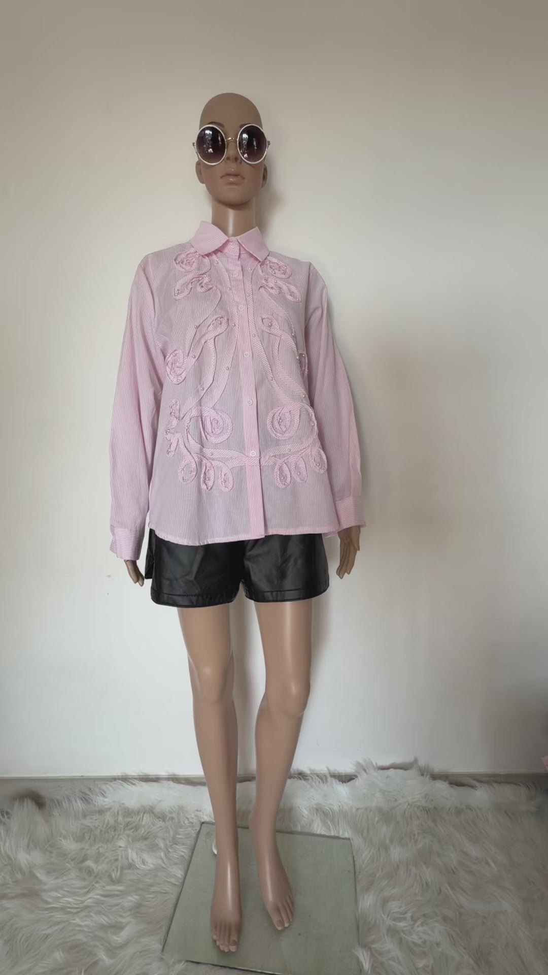 Camicia donna in cotone a righe azzurre e bianche con dettagli ricamati.